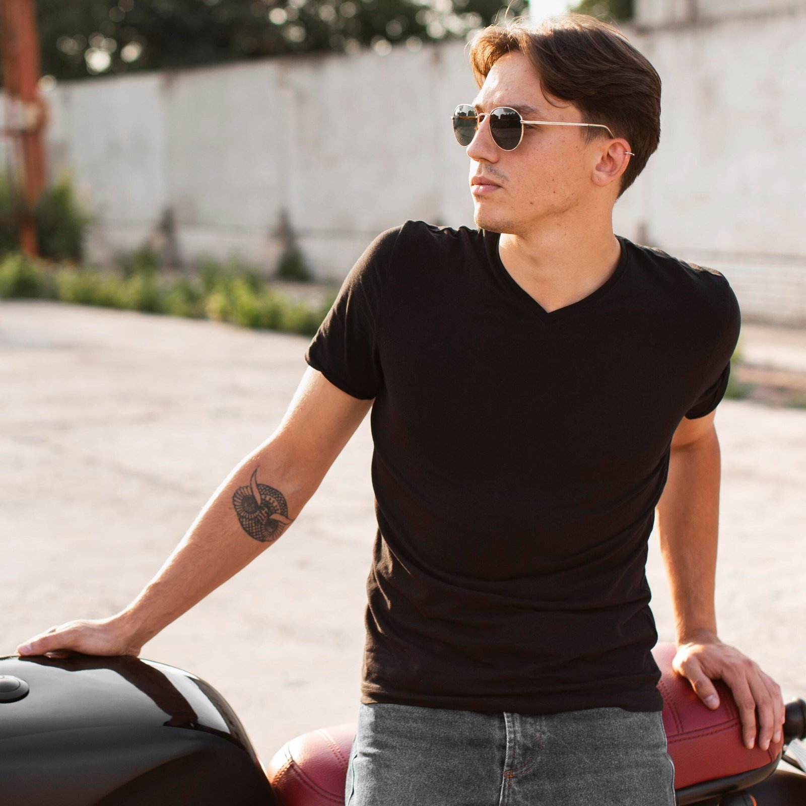 medium-shot-man-with-sunglasses-posing